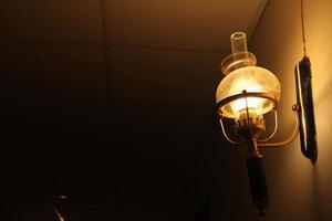 den gamla lampan på väggen. foto