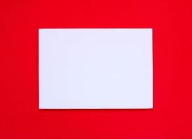 blankt vitt papper på rött konstpapper med olika riktlinjer. foto