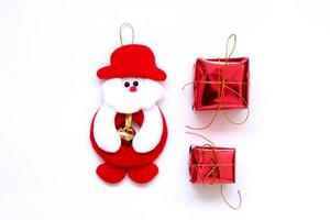Santa docka och röd låda, vit bakgrund foto