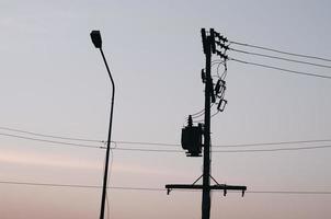 telekommunikation torn antenn vid solnedgången himlen foto