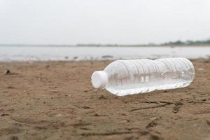 plastvattenflaskor föroreningar i havsmiljökonceptet foto