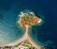 Flygfoto på sveti stefan islet i montenegro foto