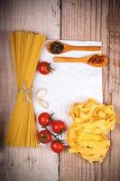 okokt pasta med tomater och kryddor foto