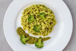 farfalline pasta med pesto och brocoli foto
