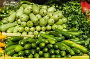 grön squash på gårdsmarknaden