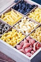 italiensk pastasortiment av olika färger bakgrund foto