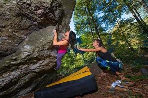 bouldering praktiken. två tjejer med krockkudden foto