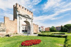 antik båge av augusti romerska kejsaren i rimini foto