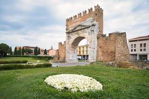 romersk båge av augusti i rimini foto