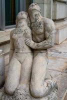 staty av två älskare utanför folkbyggnadens palats i Bukarest Rumänien den 21 september 2018 foto