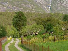 den lilla byn eidfjord i den norska hardangerfjorden foto