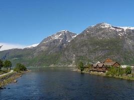 den lilla byn eidfjord i den norska hardangerfjorden foto