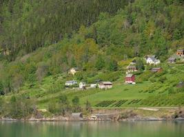 den lilla byn eidfjord i den norska hardangerfjorden foto