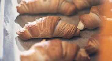 närbild av färska hembakade bakverk. husmanskost, croissanter, god morgon, frukostmat foto