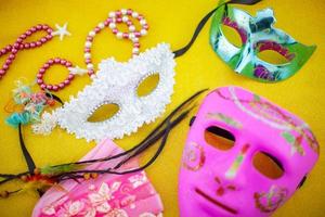 en festlig, vacker vit mardi gras eller karnevalsmask på vacker färgglad pappersbakgrund foto