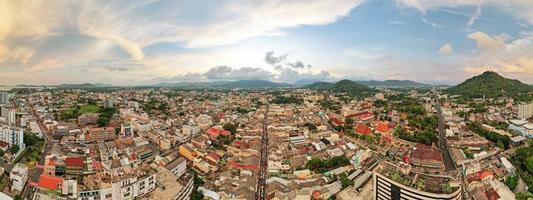 phuket thailand den 27 mars 2022 flygfoto drönarefotografering högvinkelvy över phuket city, phuket provinsen thailand. panorama av phuket city thailand i solnedgång eller soluppgång himmel bakgrund foto