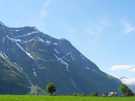 den lilla byn eidfjord i den norska hardangerfjorden foto