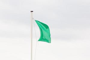 grön flagga indikerar säkert bad vid stränder foto