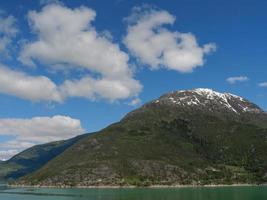 den lilla byn eidfjord i den norska hardangerfjorden foto