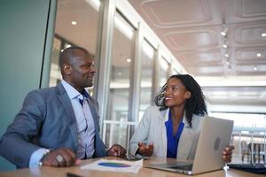 afroamerikansk entreprenör och samarbetar med kollegor foto