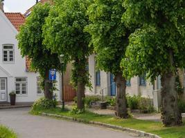 den lilla staden arnis vid floden schlei foto