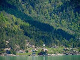 den lilla byn eidfjord i den norska hardangerfjorden foto