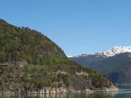 den lilla byn eidfjord i den norska hardangerfjorden foto