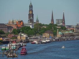 staden hamburg och floden elbe foto