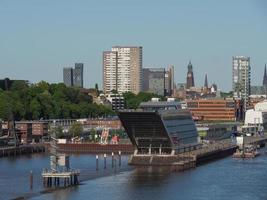 staden hamburg och floden elbe foto