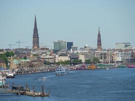 staden hamburg och floden elbe foto