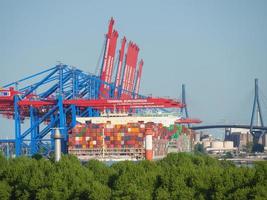 staden hamburg och floden elbe foto