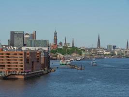 staden hamburg och floden elbe foto