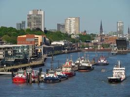 staden hamburg och floden elbe foto