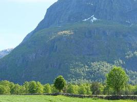 den lilla byn eidfjord i den norska hardangerfjorden foto