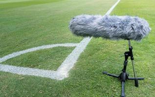 den långa pistolmikrofonen på fotbollsplanen, mikrofonen för liveevenemang, inspelningsenheter placeras runt fotbollsplanen för att ge fullt ljud. foto
