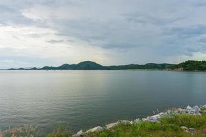 vacker utsikt över reservoardammen omgiven av berg i kanchanaburi-provinsen, thailand. foto