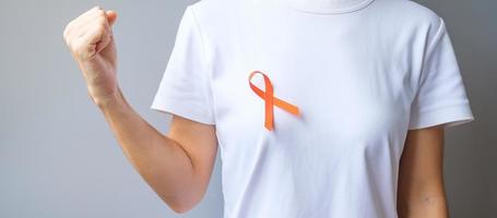 orange band för leukemi, njurcancerdagen, multipel skleros i världen, crps, självskademedvetenhetsmånad. hälsovård och ordet cancer dag koncept foto