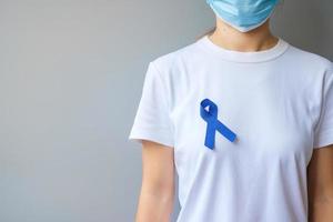 mars månad för medvetenhet om kolorektal cancer, mörkblått band för att stödja människor som lever och sjukdomar. hälsovård, hopp och världen cancer dag koncept foto