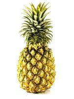 ananas på vit bakgrund foto