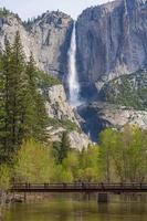 merced river och bridalveil falls i Yosemite nationalpark i bergskedjan Sierra Nevada, Kalifornien, USA foto