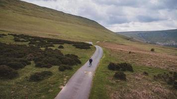 en man utforskar naturen ensam, Wales foto