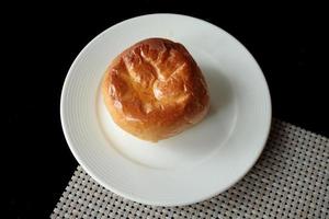 bakat bröd toppat med olja i en vit platta foto