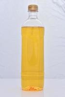 plastflaska med vegetabilisk olja. foto