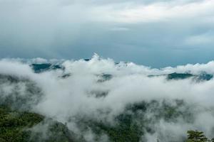 berg med moln i en tropisk skog foto