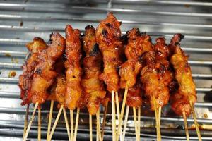 grillad kyckling street food i thailand. foto