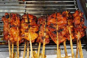 grillad kyckling street food i thailand. foto