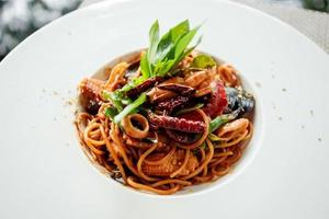 skaldjursspaghetti med chili och basilika foto