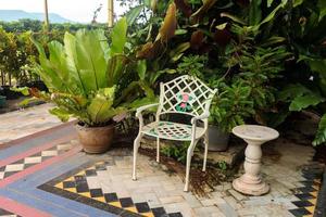 trädgårdsbord och stolar i vitt järn foto