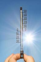 termometer med celsiusskala som visar extremt hög temperatur. foto