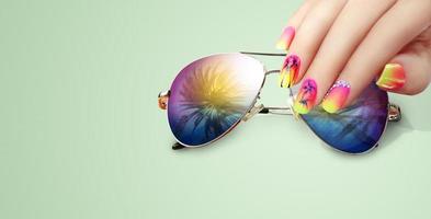 sommar mode och skönhet handvård koncept med solglasögon foto